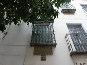 Calle Susona. Azulejo Calavera. Barrio Santa Cruz Sevilla