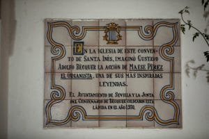 Placa del convento de Santa Inés recordando a Maese Pedro