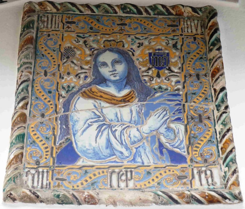 Azulejo sobre la puerta de entrada al convento de capuchinos de Sevilla