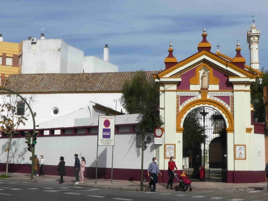 Fachada y compás del convento de monjes capuchinos de Sevilla