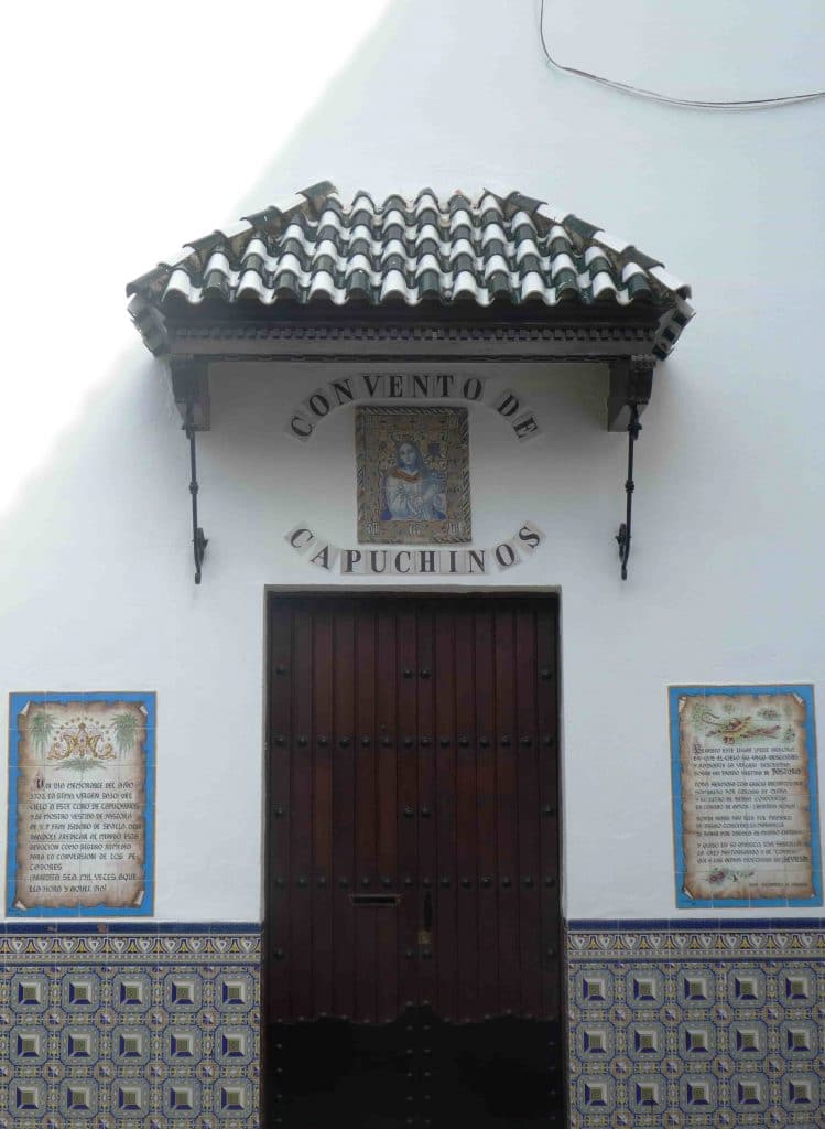 Puerta de acceso al interior del convento de capuchinos de Sevilla