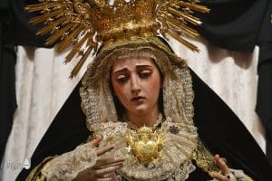 Dolores en su Amparo y Misericordia de Málaga. Con broche con el Corazón Alado